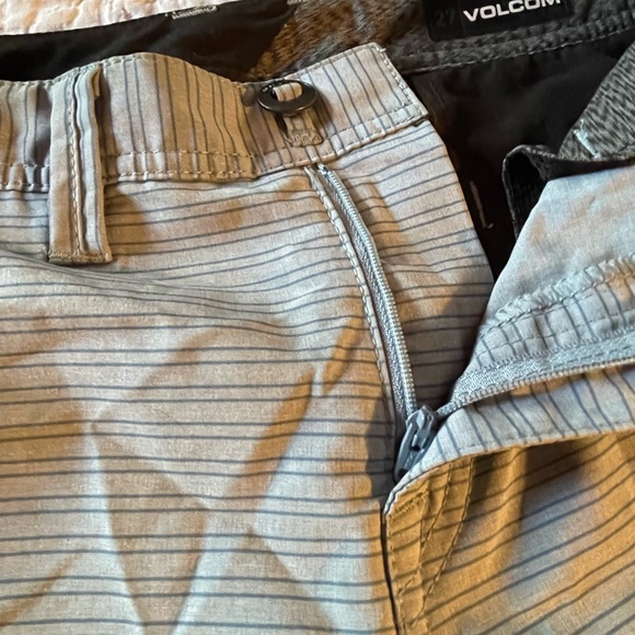 Volcom Shorts - Youth Waist Size 27 - Picture 9 of 11